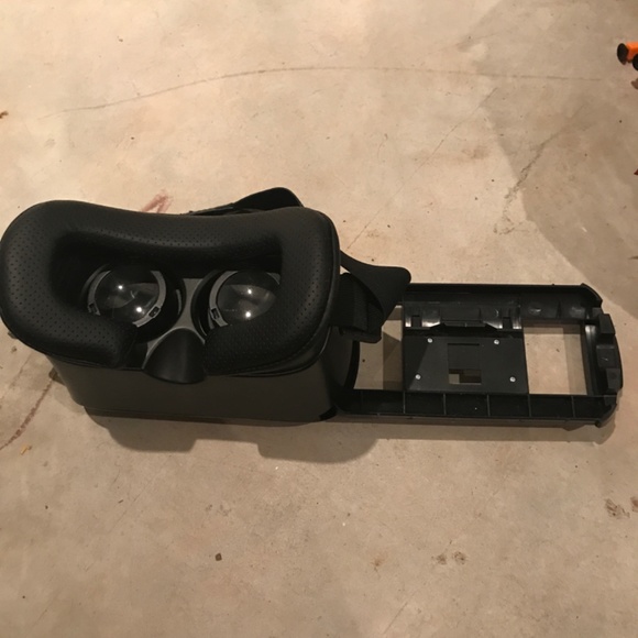 VR virtual reality headset with controller - Picture 2 of 2